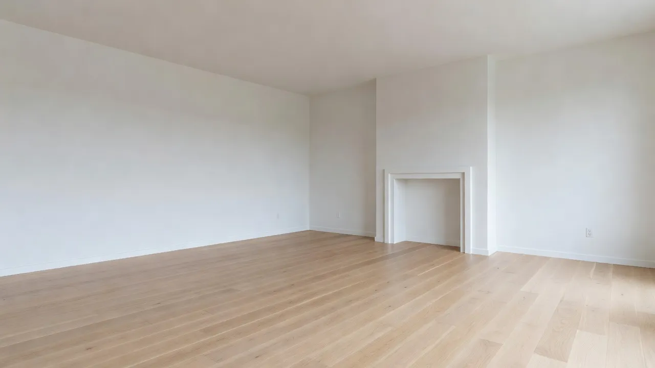 Ruang tamu yang benar-benar kosong dengan lantai kayu oak terang, dinding putih, satu jendela, dan ceruk perapian, siap untuk virtual staging
